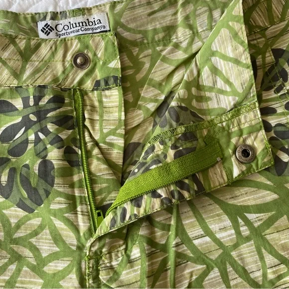 Columbia Green Floral Women's Shorts - Picture 3 of 4
